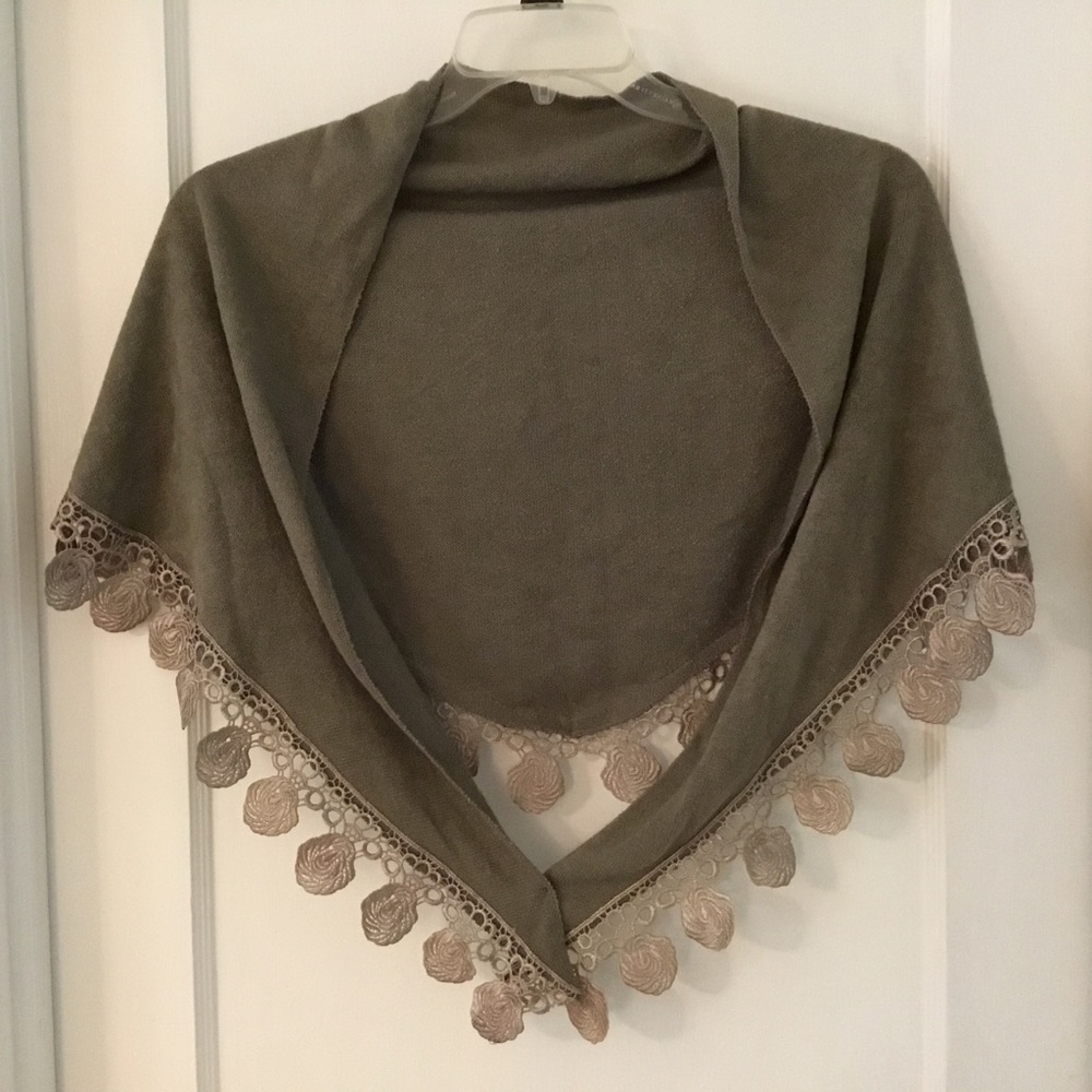Shawl/Wrap with pretty lace edge, tan/beige, excellent condition